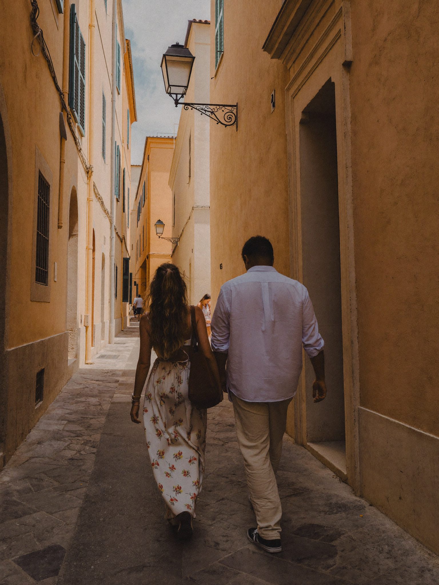 Couple dans une ruelle de pierre d'une vieille ville méditerranéenne