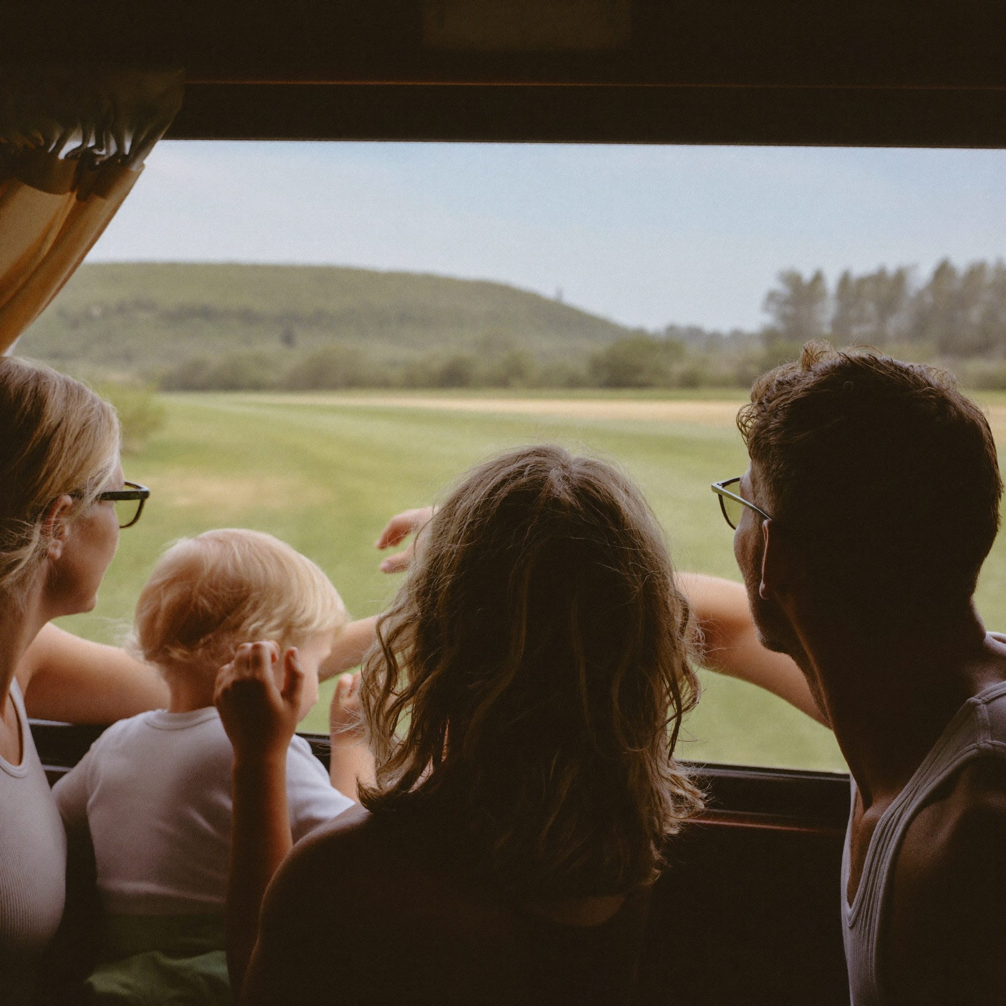 Train traversant un paysage de campagne