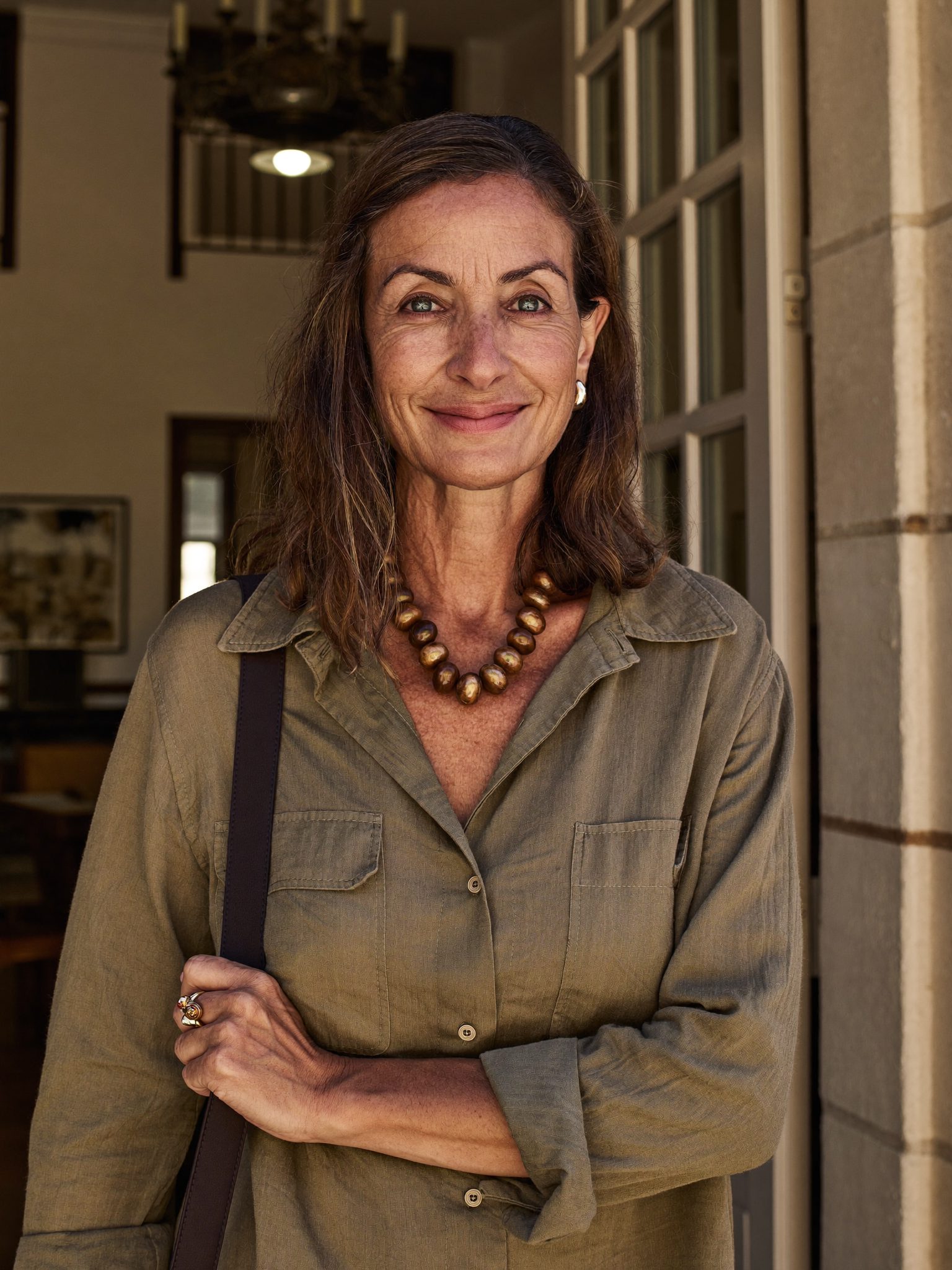 Hélène Vasseur, fondatrice, penchée sur une carte dans l'agence lumineuse