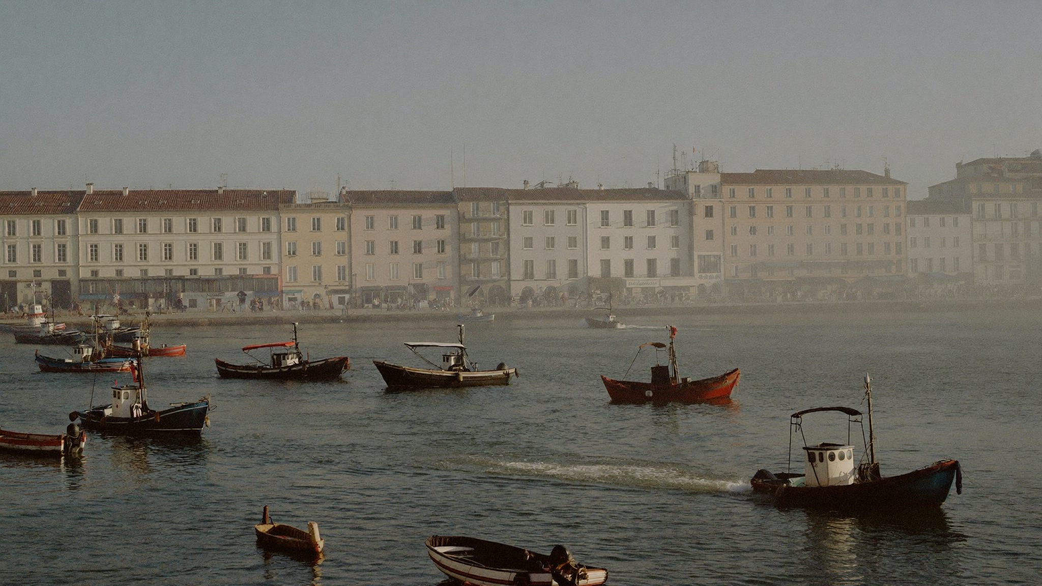 Le Vieux-Port de Marseille au petit matin, barques amarrées